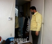 [포토]가능동 주택 침수 현장 살피는 김동근 의정부시장