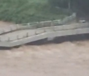 무너진 다리 위 위태로운 시민들..아찔한 폭우 현장 상황