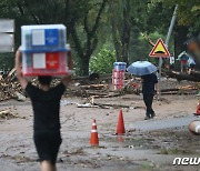 긴급구호키트 옮기는 마을 주민들