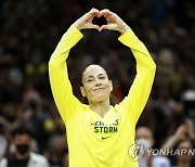 'WNBA 리빙레전드' 시애틀 팬들과 뜨거운 작별 인사 나눈 수 버드