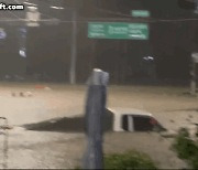 [영상]목까지 차오른 물, 고립된 운전자 헤엄쳐 구한 '시민 영웅'