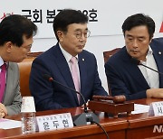 투표 결과 확인하는 서병수 국민의힘 전국위원회 의장