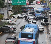 도로 곳곳 버려진 차량..폭우에 강남은 '쑥대밭'