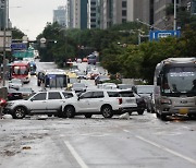폭우로 침수된 차량만 4,700여 대..손해액 660억 원 육박