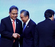 中 관영매체 "친구가 주는 칼 받지 마라"..한국의 자주 외교 강조