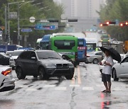 침수 반복되는 강남역 일대..이번에는 기록적 폭우에 '속수무책'