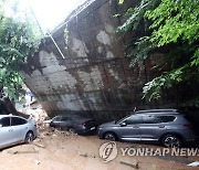 집중호우로 무너진 동작구 극동아파트의 축대