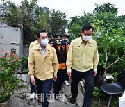 [포토]'구룡마을 수해현장 찾은 박홍근'