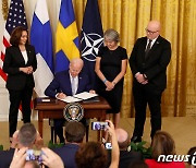 바이든, 핀란드·스웨덴 '나토 가입 지지' 비준안 서명