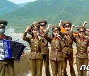 검덕지구 살림집 건설자들을 독려하는 북한 선전선동 일꾼들