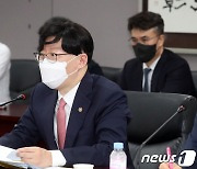 제4기 금융위 옴부즈만 위촉식 인사말하는 김소영 부위원장