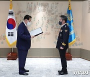 윤 대통령, 윤희근 신임 경찰청장 임명장 수여