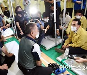 [포토]수해 피해 이재민들 위로하는 박홍근 원내대표