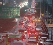 퇴근길 지하철 중단, 도로 통제에 불편 겪은 시민들..수도권 밤새 시간당 50~100mm 더 온다