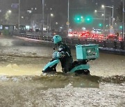 "기사 못 구해 흙탕물 헤치고 배달"..폭우가 부른 역대급 대란