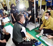 [포토] 구룡마을 이재민들과 대화하는 박홍근 민주당 원내대표