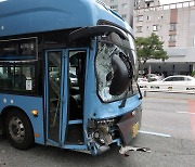 부산서 시내버스가 학원차량 추돌..4명 병원 이송