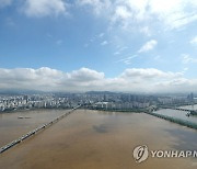 맑은 서울 하늘과 흙탕물 한강