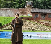 오페라 '순이삼촌' 시연회에서 노래하는 소프라노 강혜명