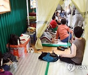 박홍근 원내대표 발언 경청하는 구룡마을 이재민들