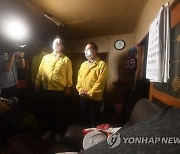 구룡마을 수해 피해 주민과 대화하는 박홍근 원내대표