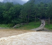 [중부 집중호우] 강릉서 교량 침수로 야영객 약 100명 고립