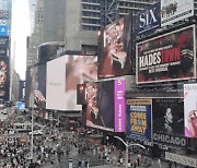 [르포]'보라색' 뒤덮은 타임스퀘어..'갤Z플립4XBTS' 영상에 '찰칵찰칵'(영상)