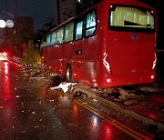 부천서 신호위반 광역버스, 승용차 ·가로등 충돌 '9명 부상'