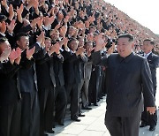 김정은, '전국비상방역총화회의' 참가자들과 기념사진 촬영