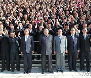 최대비상방역전 승리 선포한 북한..김정은, 기념사진 촬영하며 자축