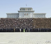 김정은, '방역 전쟁 승리' 축하.."아름다운 국풍 과시한 역사적 사변"