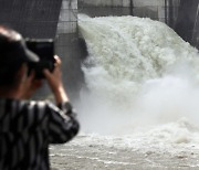 기록적 폭우에..소양강댐, 2년 만에 방류 시작 '초당 600톤'
