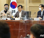 민주. 강령서 '소주성' 등 삭제 추진..친문 "文 지우기 멈춰라"(종합)