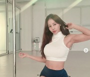 '류필립♥' 미나, 포토샵으로 키운 듯 '비현실적인 몸매' "고급 수업 자세"