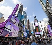'갤 Z 플립4 X BTS', 美 뉴욕 타임스스퀘어 15개 스크린 보랏빛 물들여