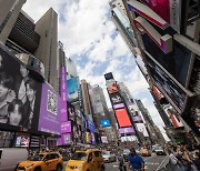 뉴욕 타임스스퀘어에서 BTS 영상..'갤Z플립4' 보라색으로 물들인다