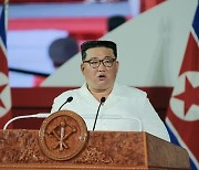 北김정은 "코로나19 박멸..최대비상방역전에서 승리"