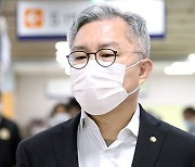 최강욱 '성희롱 발언'으로 6개월 당원정지..민주당, 재심 연다