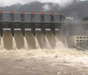 괴산댐, 수문 전면 개방..달천강 '홍수 경보'