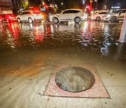 홍수 3번 겪은 엄마가 알려준 팁 "맨홀 근처에는 절대로.."