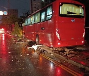 부천서 광역버스, 승용차·가로등 충돌..9명 부상