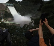 '제한 수위' 소양강댐 2년만에 수문개방해 한강 방류..초당 435t