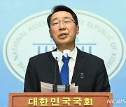 '친문' 윤영찬, '소주성' 당 강령 삭제 추진에 "文 지우기" 반발
