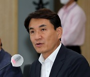 강원연구원 임시이사회 발언하는 김진태 강원도지사