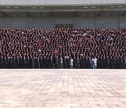 북한 김정은, 전국비상방역총화회의 참가자들과 기념사진