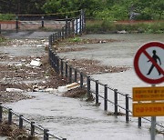 [뉴스현장] 115년 만의 수도권 '폭포비'..오늘은 충청이남 폭우