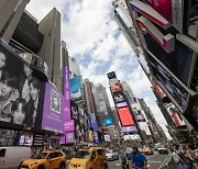 뉴욕 타임스스퀘어 '보랏빛'으로 물들인 '갤Z 플립4 X BTS'