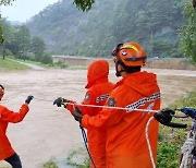 강릉 왕산면 야영장에 야영객 90여명 고립.. 비상식량 전달