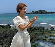 '우영우' 이윤지, 제주도 푸른 바다와 순백의 매력