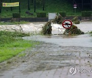 폭우에 쓰러진 무심천 하상도로 표지판